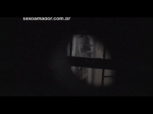 ❤️ Lourinho é secretamente filmado por um voyeur de bairro escondido atrás de tijolos ocos ️❌ Porno em nós ️❤